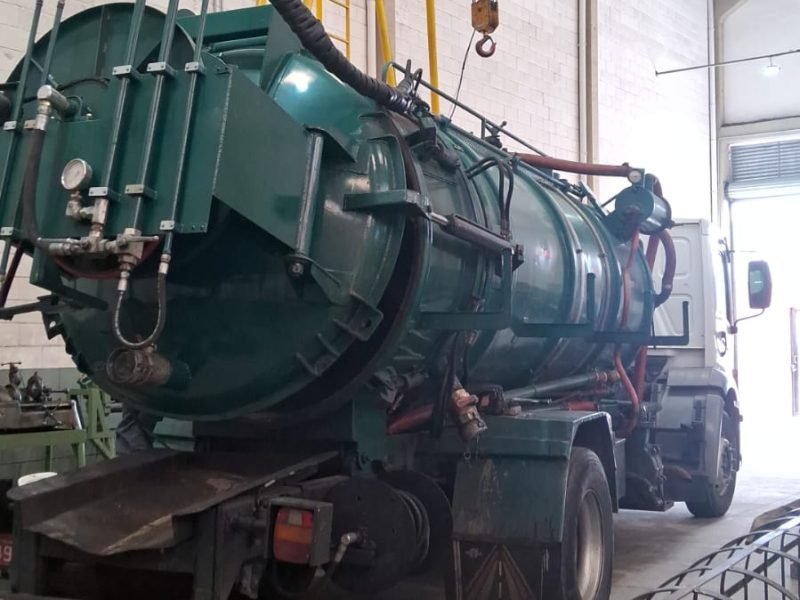 MANUTENÇÃO EM TANQUE DE SUCÇÃO REPRESSU CALDEIRARIA